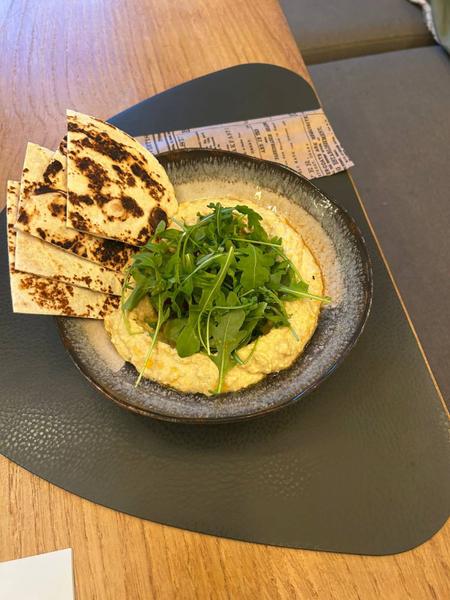Hummus - Servit cu Roșii Caramelizate, Rucola & Tortilla